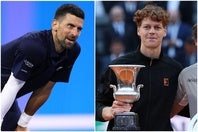 史上２人目となる“キャリアゴールデンマスターズ”を24歳で達成したシナー（右）。先駆者ジョコビッチ（左）も若き王者を祝福した。（C）Getty Images