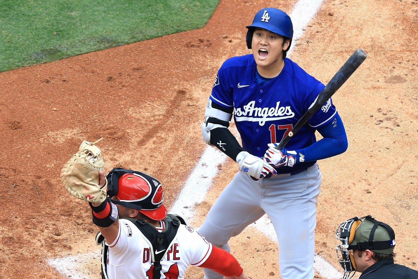 ゾーンを大きく外れたボールに大声を出した大谷（中央）。(C) Getty Images