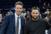 ダンリービーJr.GM（左）がウォリアーズの今季を総括した。(C)Getty Images