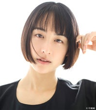 DeNA始球式でセレモニアルピッチを行なう俳優の山本美月さん。写真：球団公式