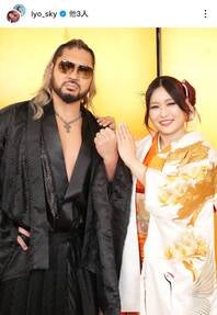 結婚を公表したWWEに所属するイヨ・スカイ（右）とNARAKU（左）。画像はイヨ・スカイの公式インスタグラムのスクリーンショット。