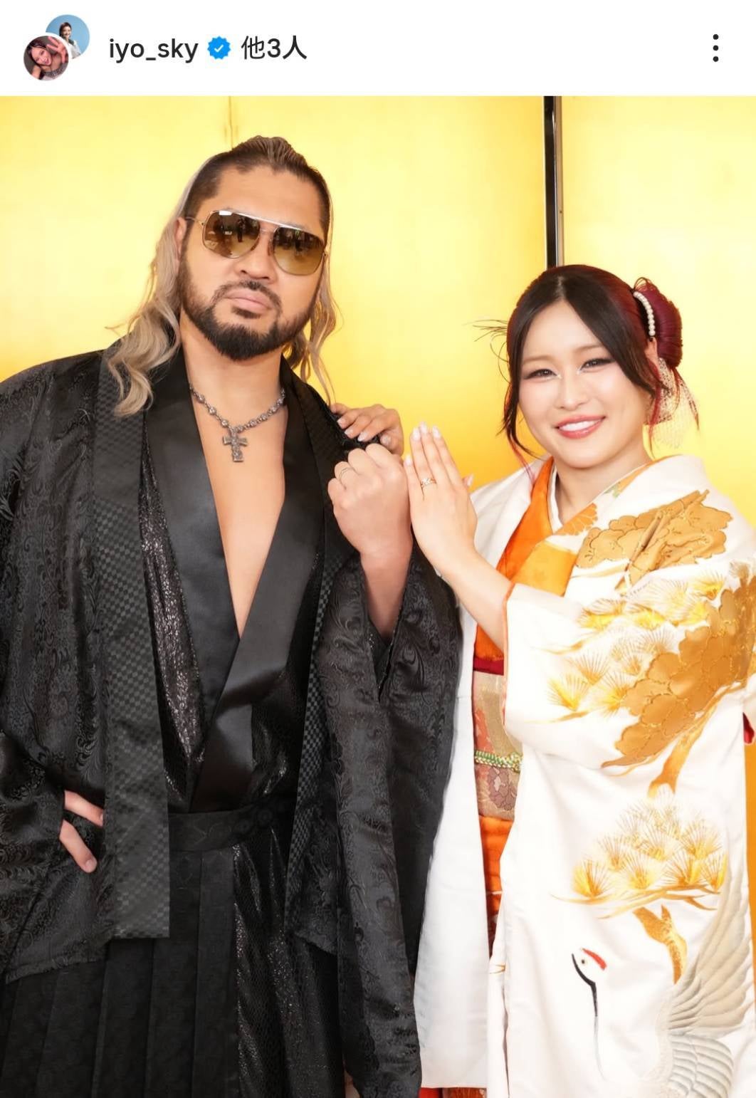 結婚を公表したWWEに所属するイヨ・スカイ（右）とNARAKU（左）。画像はイヨ・スカイの公式インスタグラムのスクリーンショット。