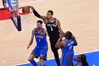 ウェンバンヤマは初戦でプレーオフ自己最多の41得点、24リバウンドを叩き出し、スパーズを勝利に導いた。(C)Getty Images