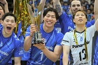 大阪Bの清水邦広（中央）。今季限りで現役を引退し、18シーズン在籍したクラブのコーチ就任を発表した。写真：金子拓弥（THE DIGEST写真部）