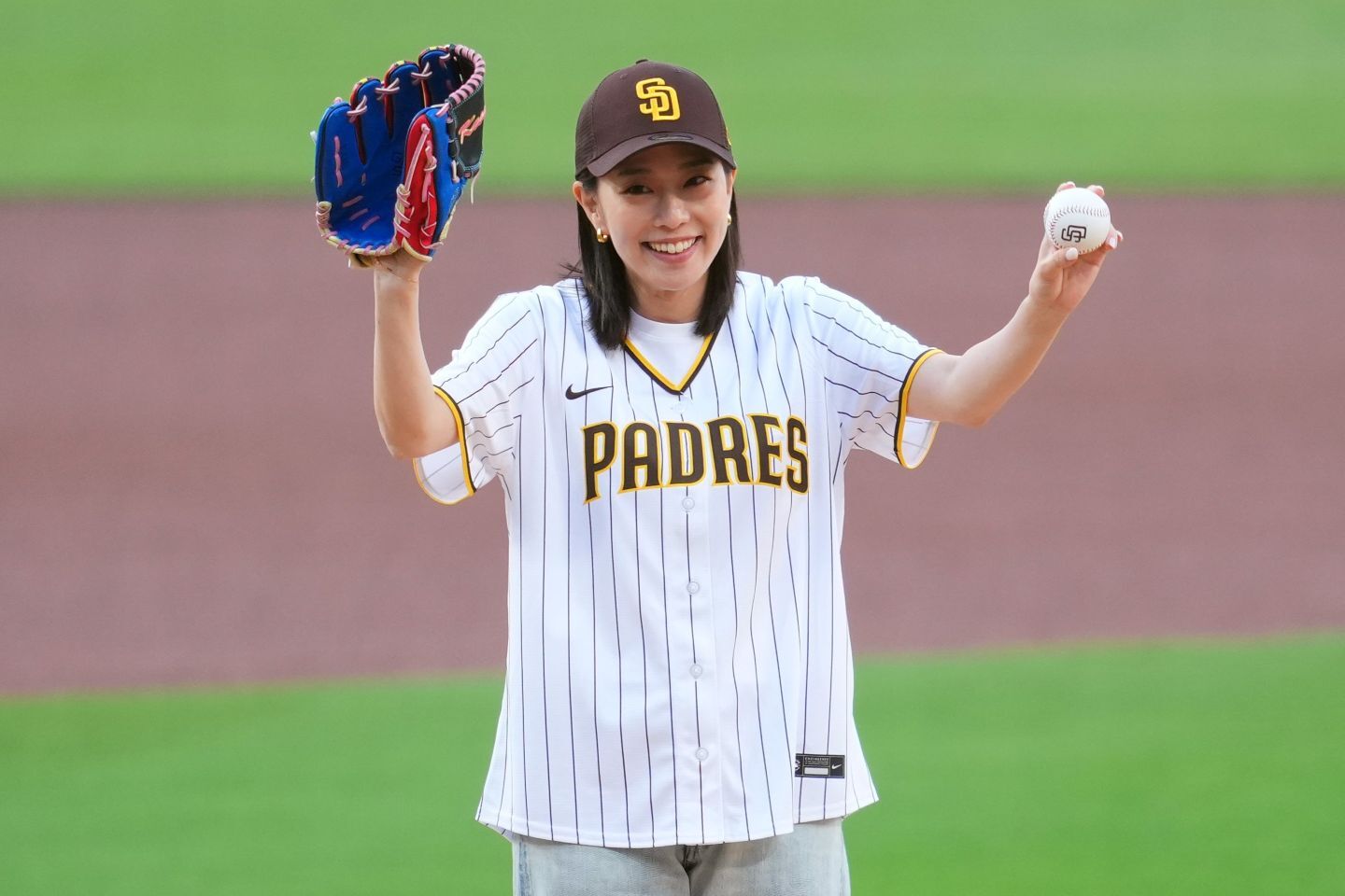 メジャーリーグで初の始球式を行なった石川佳純さん。(C) Getty Images