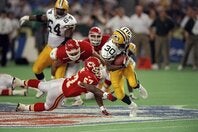NFL公式戦の日本開催をめぐり、日本国内でもさまざまな意見が飛び交っている（※写真は1998年８月２日、東京ドームで行なわれたNFLアメリカンボウルの様子）。(C) Getty Images