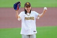 パドレス対ドジャース戦で始球式を務めた石川佳純さん。(C)Getty Images