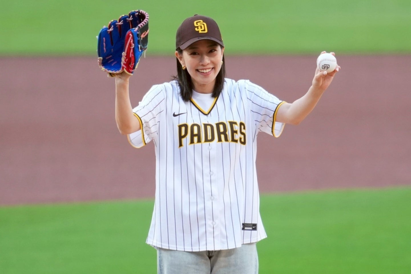 パドレス対ドジャース戦で始球式を務めた石川佳純さん。(C)Getty Images