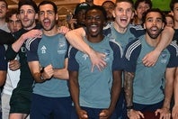２位マンCの試合を練習場で観戦。試合後は練習場で「チャンピオーネス」の大合唱が巻き起こった。（C)Getty Images