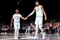 現役を引退したポール(左)が、昨季１年間共闘したウェンバンヤマ(右)について語った。(C)Getty Images