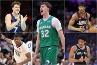 新人王のフラッグ(中央)を筆頭に、今季のオールルーキーチームが発表された。(C)Getty Images