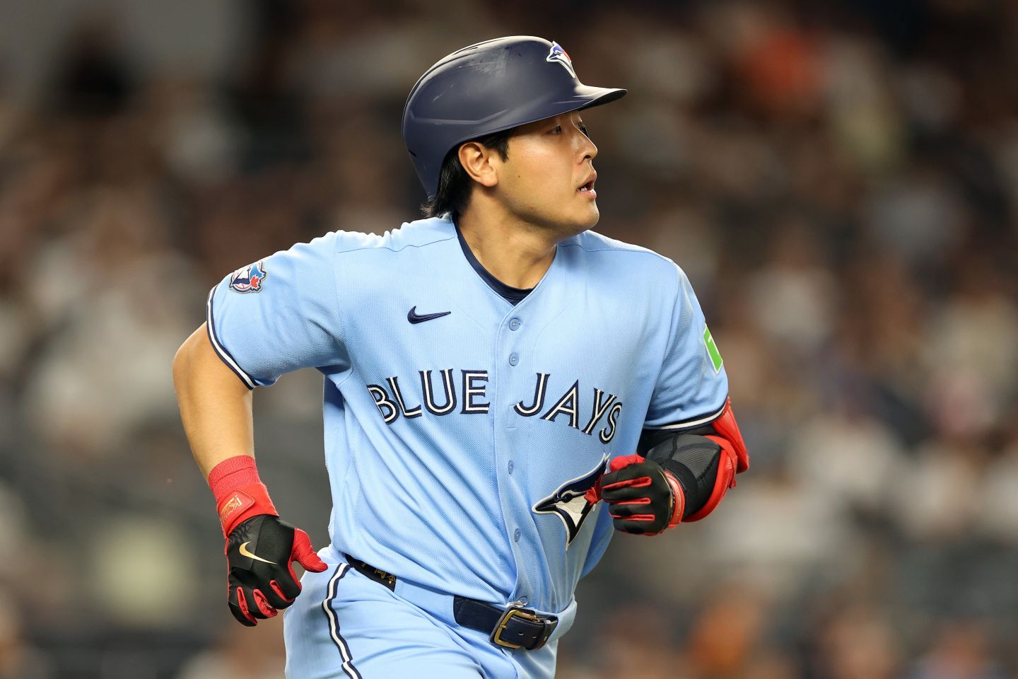 MLBルーキーイヤーの岡本が攻守両面で健闘を見せている。(C) Getty Imagesq