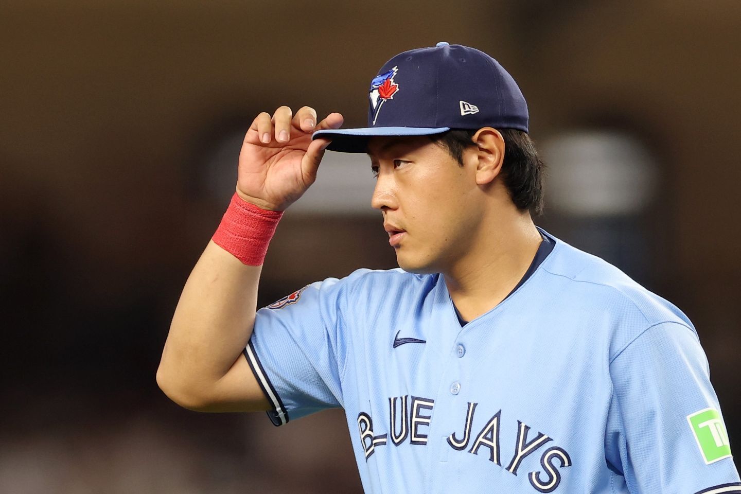 岡本がヤンキースファンの少女に丁寧なファンサービスを見せた。(C) Getty Images