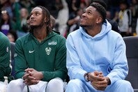 ヤニス（右）が遅刻常習犯であることを明かしたターナー（左）だが、ベバリーがその話を否定した。(C)Getty Images