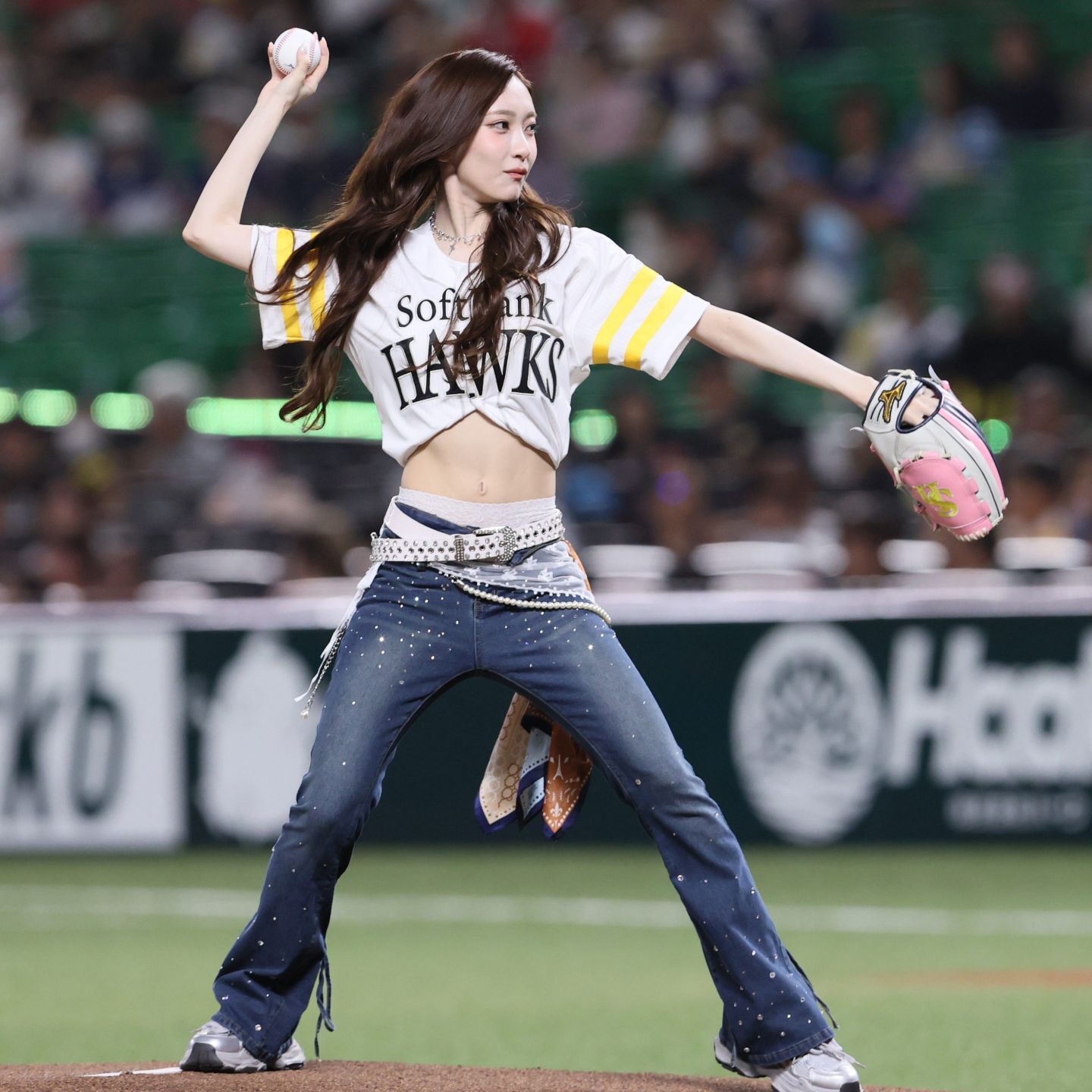 華やかにマウンドを彩った「IS:SUE」のRINさん。写真：産経新聞社