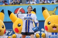 ハマスタのマウンドに登場した俳優の山本美月さん。写真：萩原孝弘