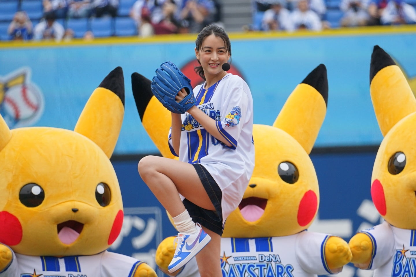 ハマスタのマウンドに登場した俳優の山本美月さん。写真：萩原孝弘