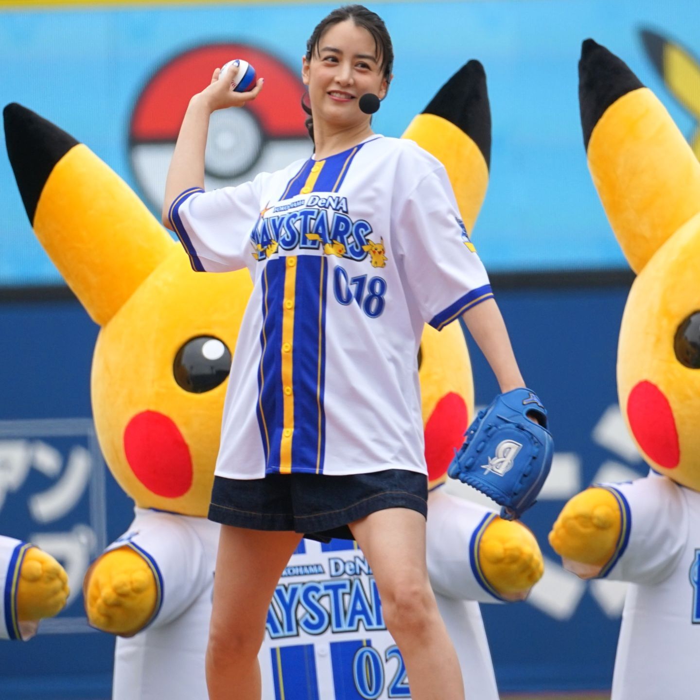 始球式では珍しく“２球”を投じた山本美月さん。ハマスタ観衆を存分に楽しませた。写真：萩原孝弘