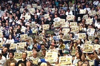 熱狂的な声援を送った琉球ブースター。ヴェルカのシュート成功率を低下させた!? 写真：梅月智史（THE DIGEST写真部）