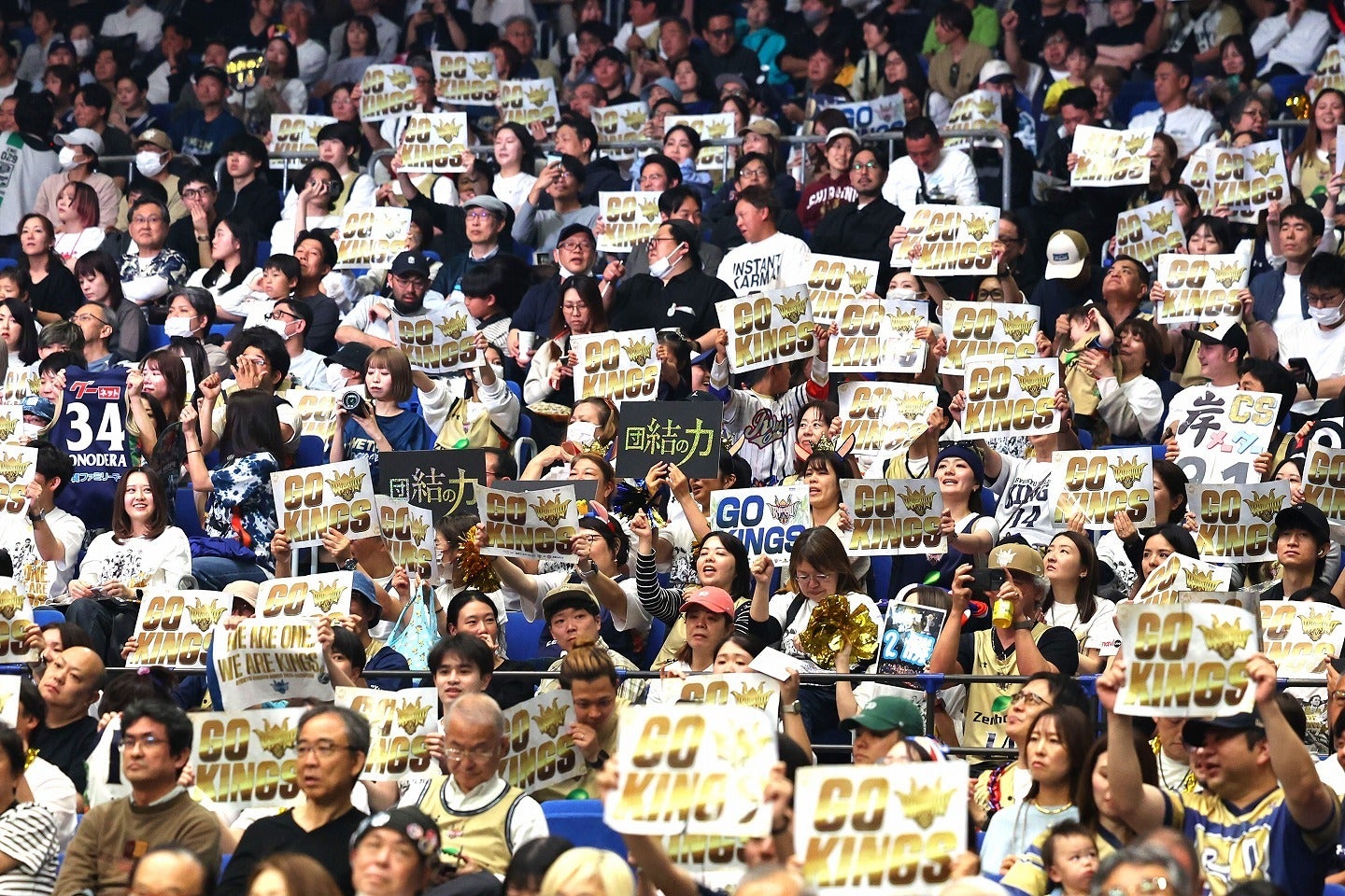 熱狂的な声援を送った琉球ブースター。ヴェルカのシュート成功率を低下させた!? 写真：梅月智史（THE DIGEST写真部）