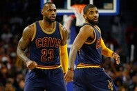 レブロン（左）の代理人ポールは、アービング（右）こそが“キング”の最高の相棒だと主張した。(C)Getty Images