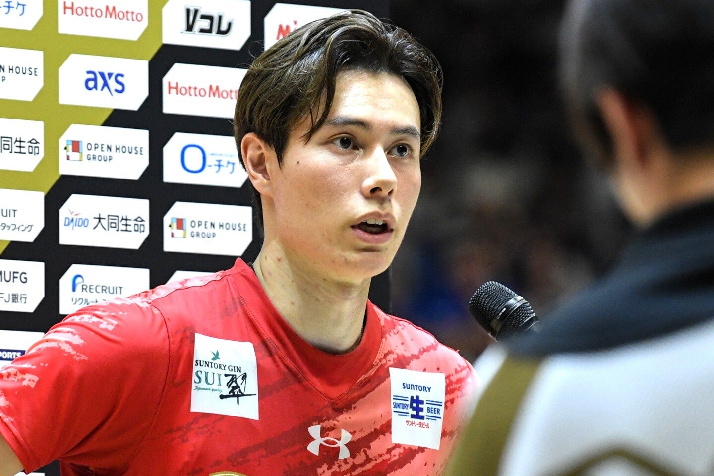 サントリー退団を表明した高橋藍。シーズンオフに兄とご褒美を堪能した。写真：鈴木颯太朗