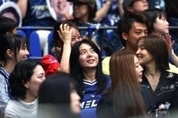馬場雄大の妻であり俳優の森カンナ（中央）さんがBリーグ会場にいた。写真：梅月智史（THE DIGEST写真部）