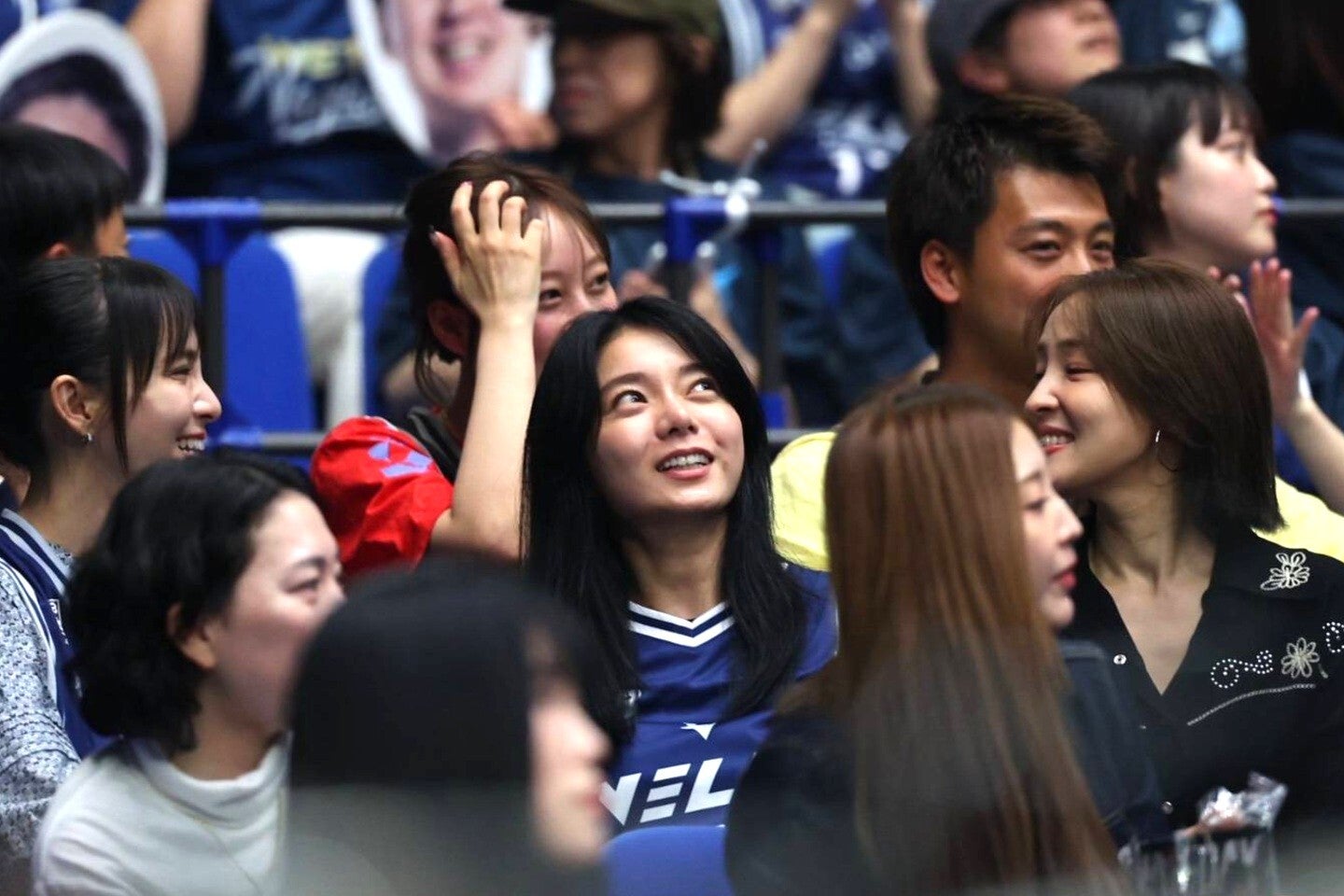 馬場雄大の妻であり俳優の森カンナ（中央）さんがBリーグ会場にいた。写真：梅月智史（THE DIGEST写真部）