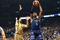 ５リバウンドでチームの勝利に貢献したミッチェル（右）。写真：梅月智史（THE DIGEST写真部）