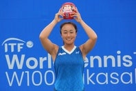 W100の高崎国際オープンを制し、復活ののろしを上げた内藤祐希。ITFツアー優勝は2021年以来５年ぶりだ。写真：公益財団法人日本テニス協会