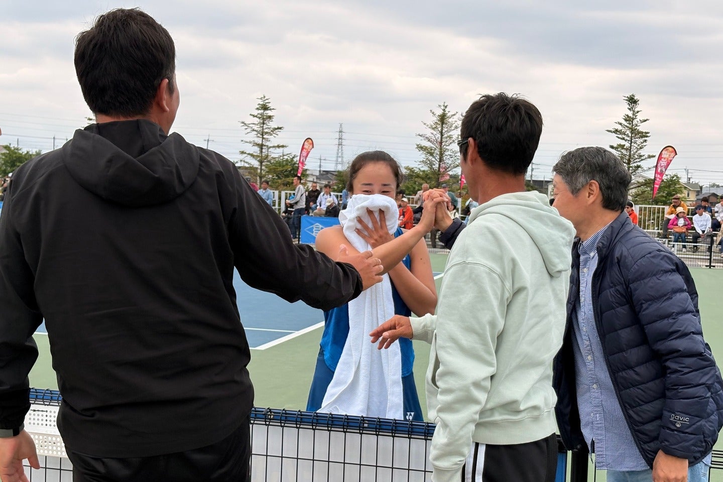 優勝を決めて涙ぐむ内藤。原田夏希コーチ（右から２人目）をはじめチームの存在が彼女の復活を支えた。写真：内田暁