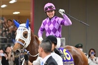 オークスを制したジュウリョクピエロ。今村聖奈騎手はJRA所属の女性騎手として史上初めてＧ１ジョッキーに輝く偉業を成し遂げた。写真：産経新聞社