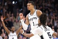ウェンバンヤマを中心に攻守でサンダーを圧倒したスパーズが、シリーズをタイに戻した。(C)Getty Images