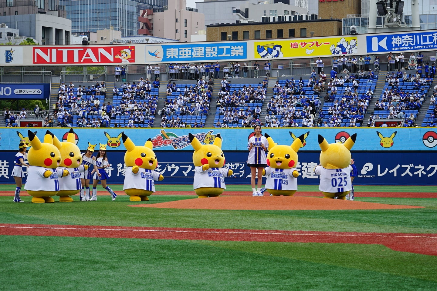 ハマスタを大いに盛り上げたピカチュウとの記念ショットを公開した人気芸人が話題になっている。写真：萩原孝弘