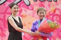 オークスでプレゼンターを務めた倉科カナさん（左）と優勝ジョッキーの今村聖奈騎手。写真：産経新聞社