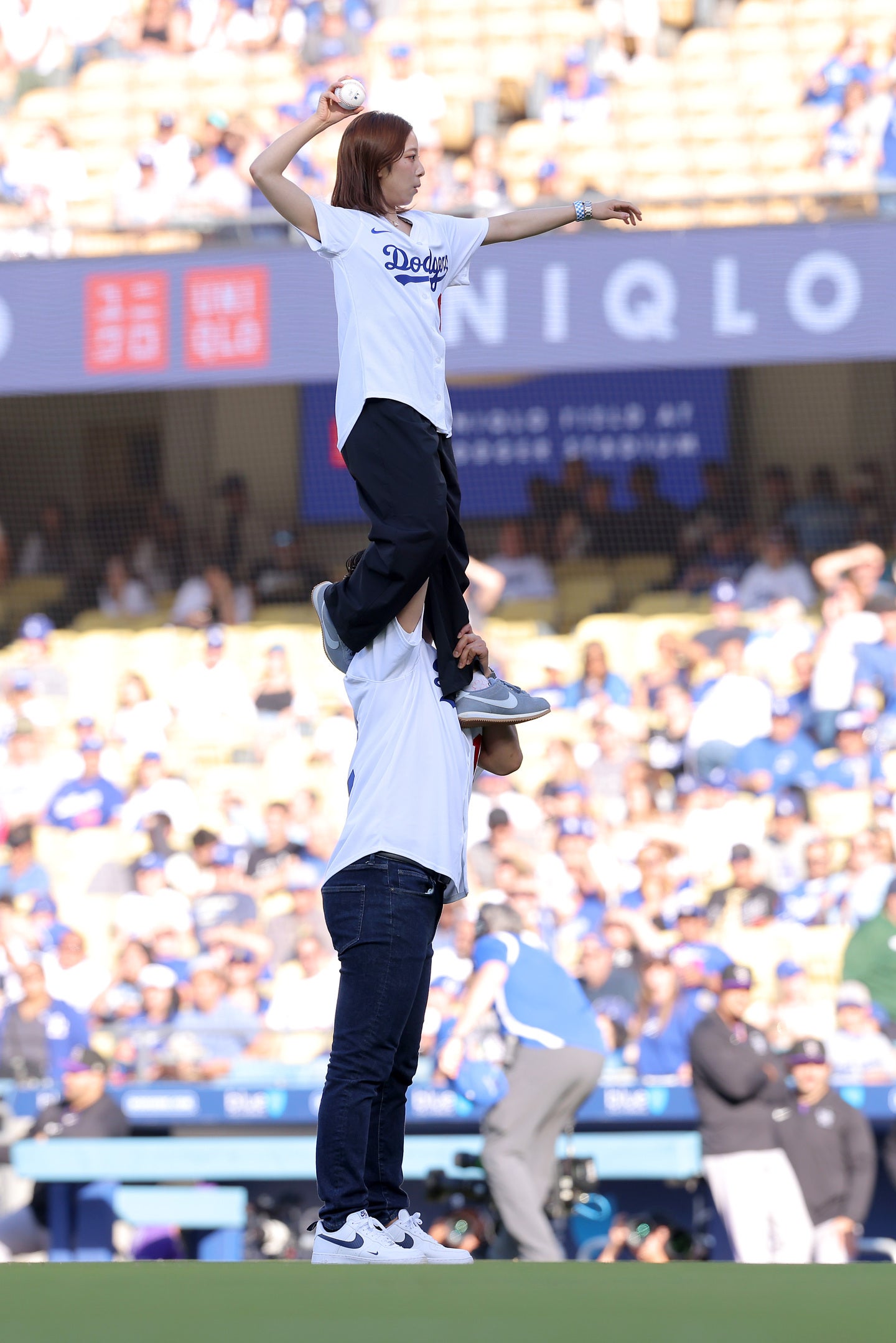 始球式を務めたりくりゅうは、チェアリフトを披露した。(C)Getty Images