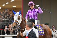 オークスを制したジュウリョクピエロ。今村騎手はJRA女性騎手初のGⅠ制覇を果たした。写真：産経新聞社
