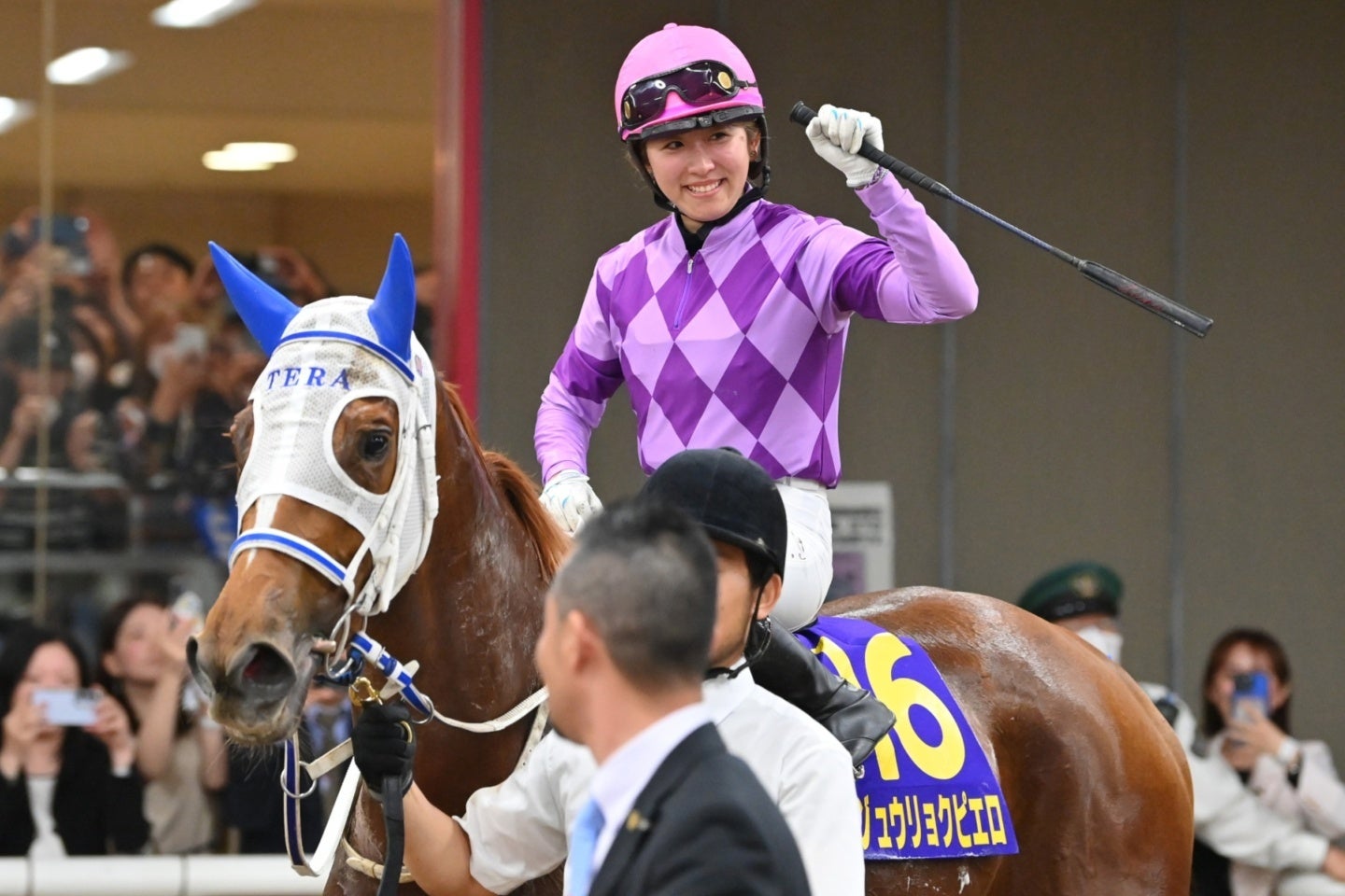 ５番人気のジュウリョクピエロが優勝。騎乗した今村聖奈騎手はJRA女性騎手として初のGⅠ制覇を飾った。写真：産経新聞社