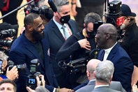 カウハード氏が独自の視点からレブロン(左)とジョーダン(右)による“GOAT論”を語った。(C)Getty Images