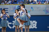 ノットイコールミーの櫻井ももがセレモニアルピッチを務め、見事なノーバウンド投球を披露。写真：萩原孝弘
