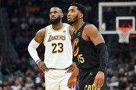 レブロン（左）のキャブズ復帰について、ミッチェル（右）は明言を避けたが……。(C)Getty Images