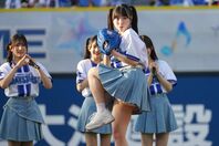 セレモニアルピッチの大役を担った≠MEの櫻井ももさん。見事なノーバウンド投球で“リベンジ”を完遂した。写真：萩原孝弘
