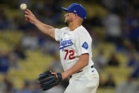 ロッキーズ戦にセカンドで先発出場し、サードを経て９回にはマウンドに上がったロハス。(C)Getty Images