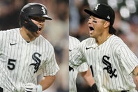 ２試合連続アーチの村上（左）と、２試合連続安打・２補殺の西田（右）。(C)Getty Images