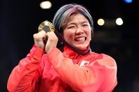 “平成ギャル風”メイクを公開した鏡。(C)Getty Images