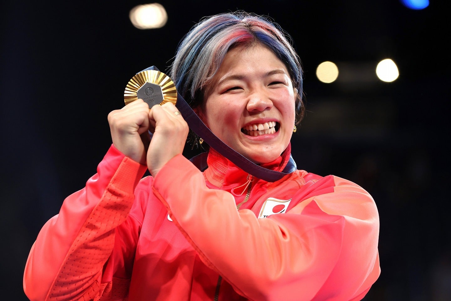 “平成ギャル風”メイクを公開した鏡。(C)Getty Images