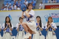DeNAのセレモニアルピッチに登場したAKB48の伊藤百花さん。写真：萩原孝弘