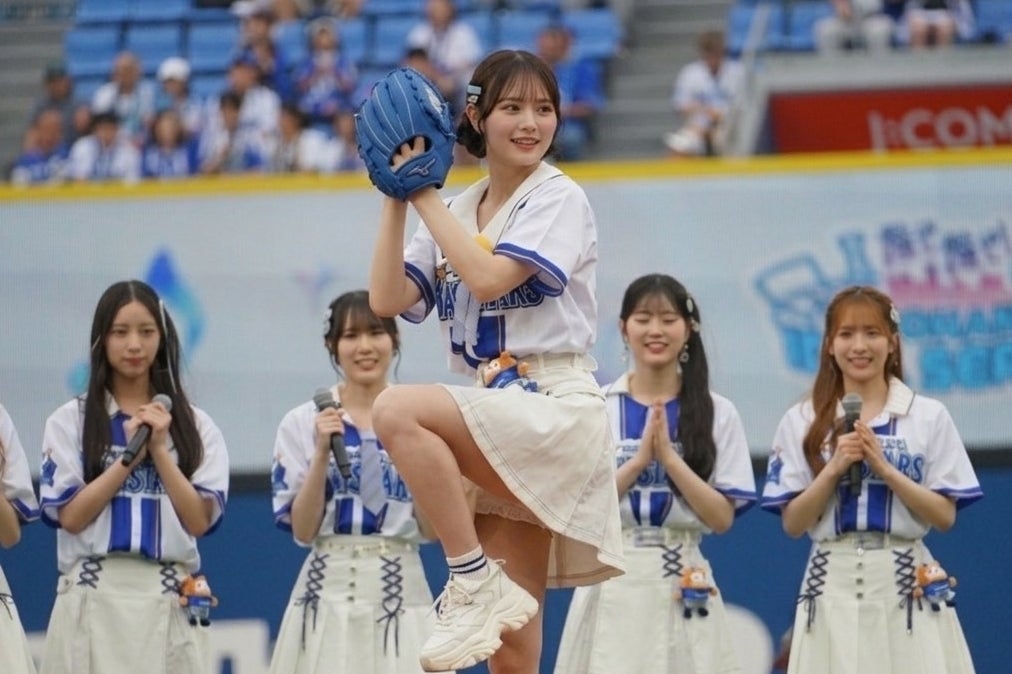 DeNAのセレモニアルピッチに登場したAKB48の伊藤百花さん。写真：萩原孝弘