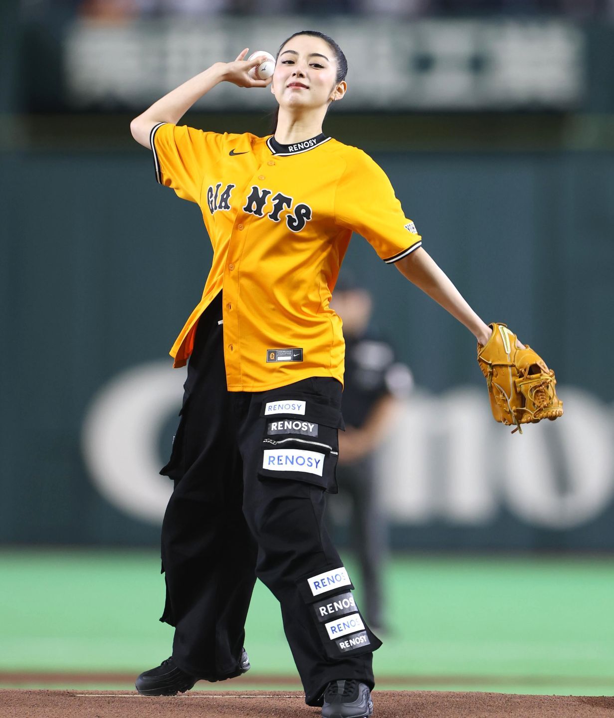 10年ぶりの始球式に臨んだ池田エライザさん。渾身の一球は本人もびっくりの方角へ…。写真：産経新聞社