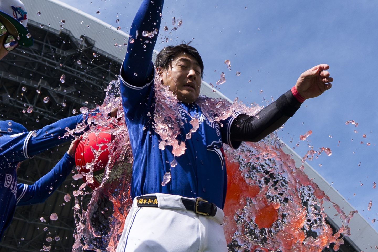 決勝弾を放ち、恒例のウォーターシャワーを浴びるブルージェイズの岡本。(C) Getty Images